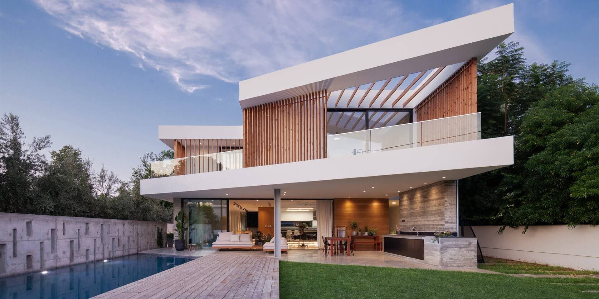 Extérieur d'une villa moderne de luxe au coucher du soleil